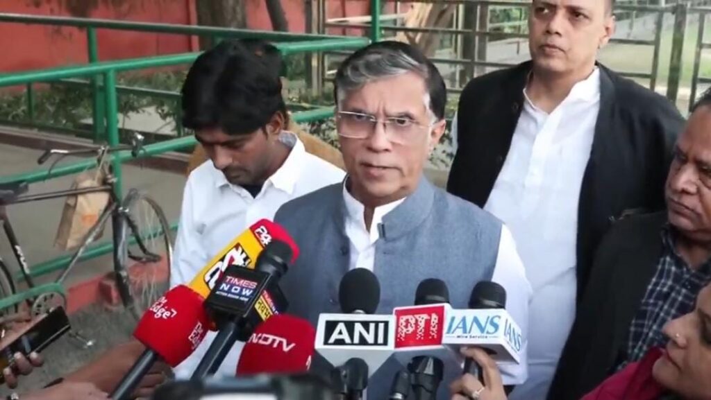 फिर से बिहार में दिखा नीतीश-मोदी का जादू,पटना में खूब बंटा लड्डू और मिठाई 1 1000623708