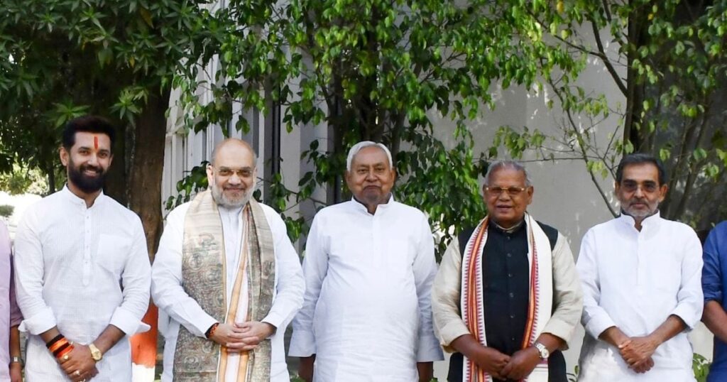 बिहार है खुशहाल फिर से आ गए नीतीश कुमार,जेडीयू का पोस्टर बना बिहार में चर्चा का विषय 1 1000624491