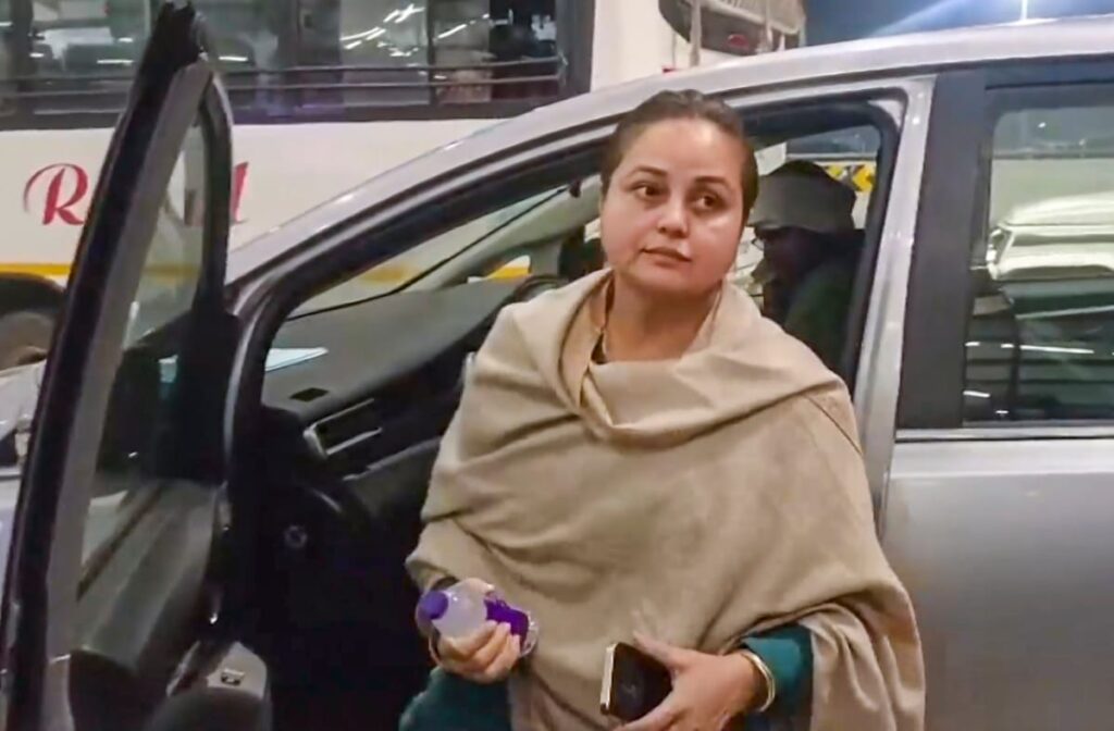 लालू यादव नहीं बल्कि अब सब कुछ है तेजस्वी!जान लीजिए कैसे परिवार में शुरू हुई विरासत की लड़ाई? 1 1000625488