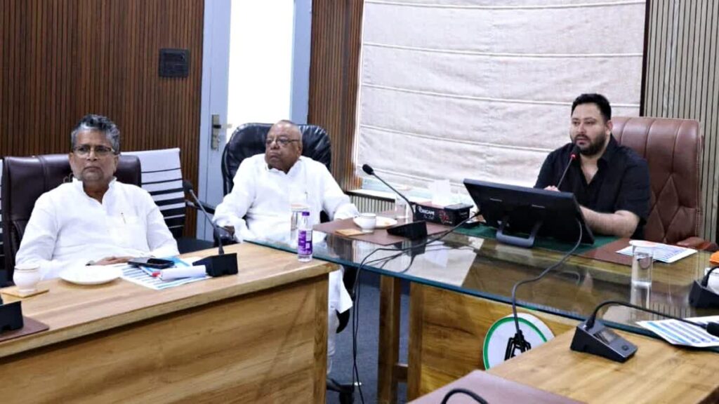 एक्शन मोड में दिखे तेजस्वी यादव,समीक्षा बैठक में सामने आया हारने का बड़ा वजह! 1 1000625580