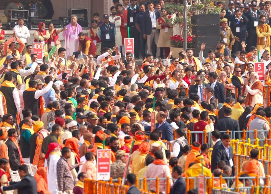 राम मंदिर में ध्वज फहराने के बाद गरजे PM मोदी,सदियों के घाव भर रहे हैं.. 1 1000629801