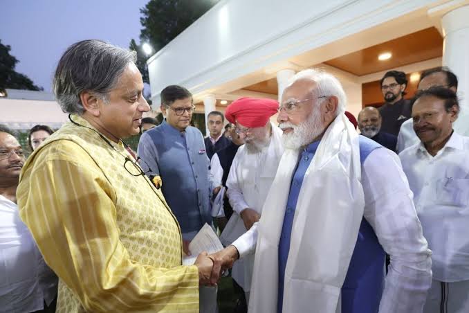  कांग्रेस सांसद थरूर ने पीएम मोदी के बारे में कही बड़ी बातें,भारत को बताया उभरता हुआ बाज़ार