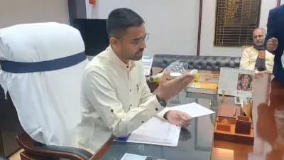  मंत्री बनते ही तेवर में दिखे कुशवाहा के बेटे दीपक प्रकाश,मीडियाकर्मियों को लगा दी डांट!