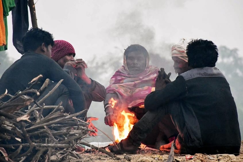 कोहरे के कारण बिहार में कई ट्रेनें हुई लेट,पछुआ हवा ने बढ़ाई ठंड 1 1000637829