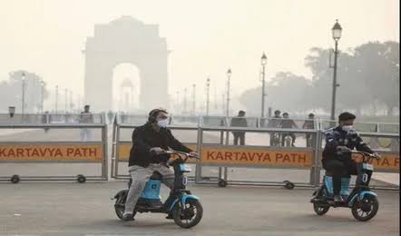 मजदूरों को 10 हजार का मुआवजा देगी दिल्ली सरकार,बढ़ते प्रदूषण पर लिया गया बड़ा फैसला 1 1000642345