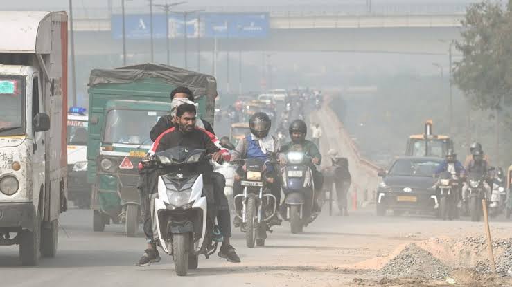  दिल्ली में खतरनाक स्तर पर पहुंचा प्रदूषण,इन डीजल-पेट्रोल गाड़ियों पर लगी रोक!