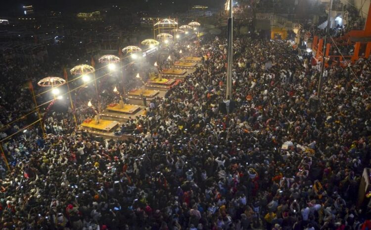 नए साल पर देशभर के मंदिरों में लगा भक्तों का भीड़,काशी-अयोध्या में दिखी 3 KM लंबी लाइनें