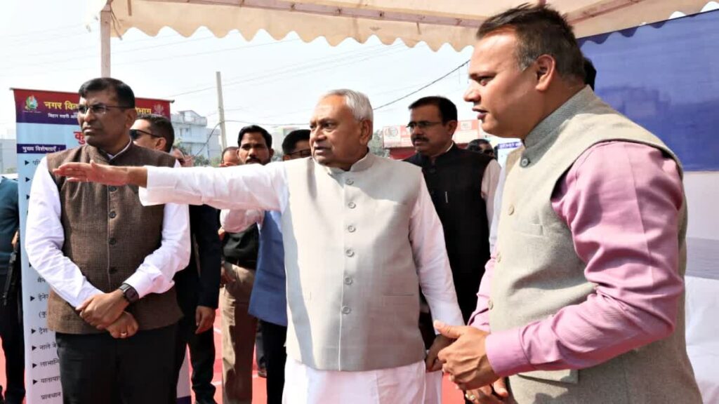 छुट्टी होने के बावजूद भी नीतीश कुमार जनता के कार्यों में पूरे दिन रहे व्यस्त,अधिकारियों की छुट्टी पसीना! 1 1000683133