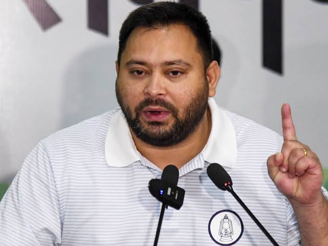 नीतीश-तेजस्वी दोनों पर बिफरे प्रशांत किशोर,रोजगार के लिए युवा पूरे देश में मारा-मारा फिर रहा है 1 1000425766