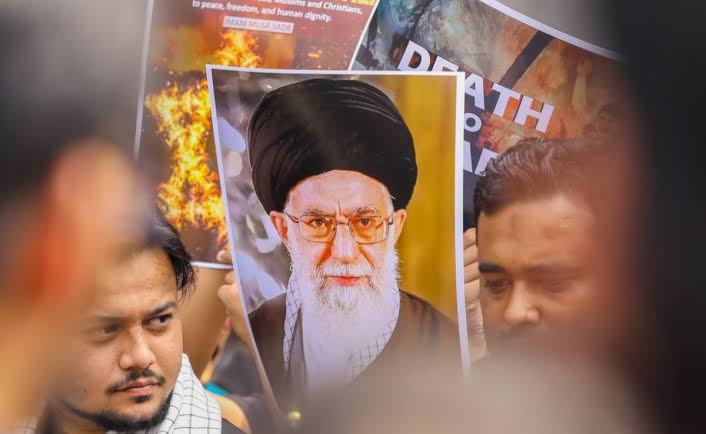 ईरान को 16 मुस्लिम देशों ने मदद से किया इंकार!अमेरिका-इजराइल के सामने क्यों खामोश हुआ कई देश? 1 1000426733