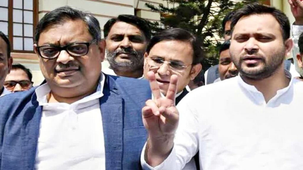 अपने एमएलसी और विधायकों के साथ गोपनीय बैठक कर रहे हैं तेजस्वी,इस होटल में चल रही है सीक्रेट मीटिंग 1 1000698811