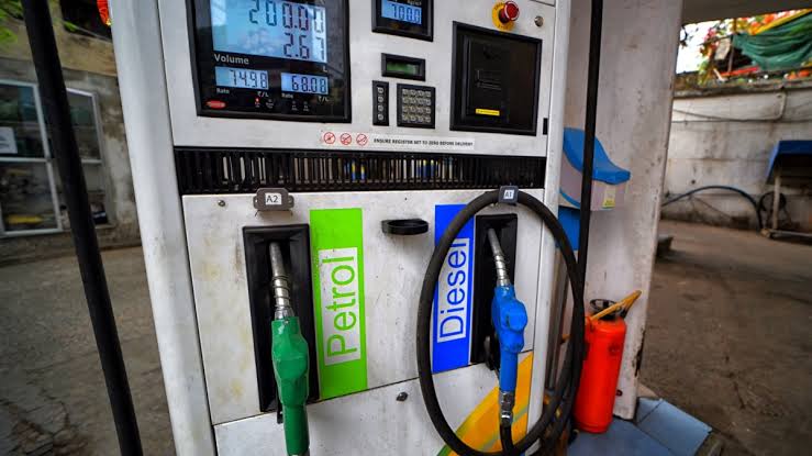 पेट्रोल-डीजल और गैस की किल्लत का क्या है सच,जानिए सरकार ने क्या कहा? 1 1000699130