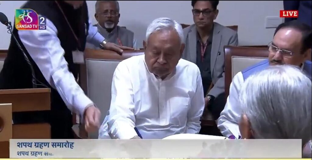 नीतीश कुमार ने पद और गोपनीयता की ली शपथ,आज से कहलाएंगे राज्यसभा सांसद 1 1000040700