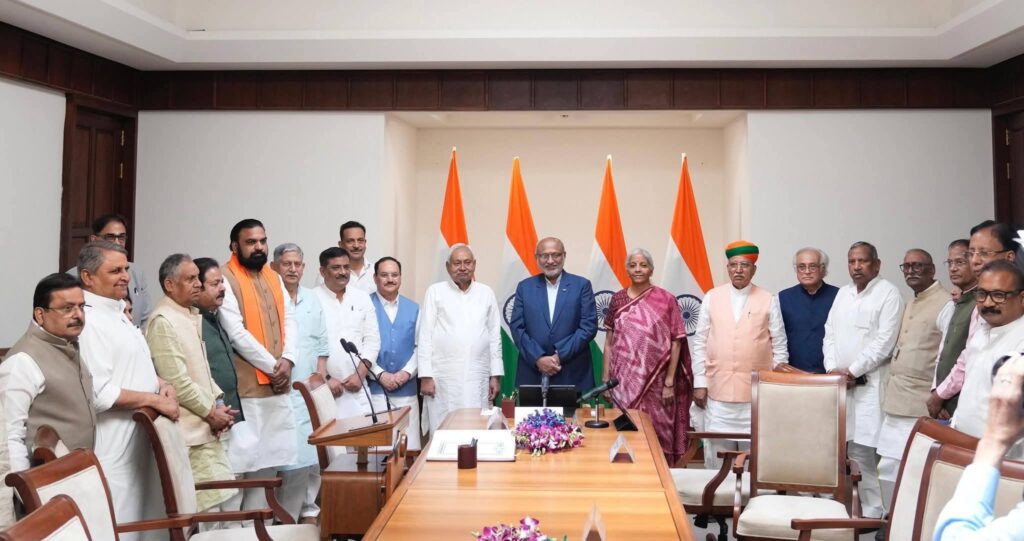 नीतीश कुमार के शपथ पर भड़के तेजस्वी,बोले-उनकी इच्छा थी ही नहीं भाजपा ने उनके साथ जबरदस्ती किया है.. 1 1000040813