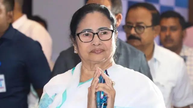 अकेले पड़ गई ममता बनर्जी,सत्ता जाते हीं टूट पड़ा मुसीबतों का पहाड़ 1 1000051534