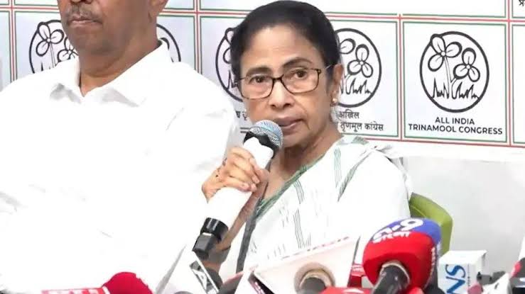  ममता बनर्जी ने बढ़ाई भाजपा की मुश्किलें,इस्तीफा नहीं देने की बात से गरमाई सियासत