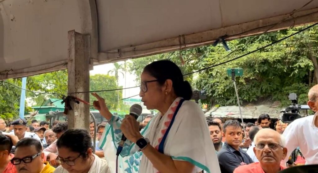हमारे विधायकों और सांसदों को डरा-धमकाकर हमें कमजोर किया जा रहा है,ममता बनर्जी ने भाजपा पर लगाया आरोप 1 1000052599