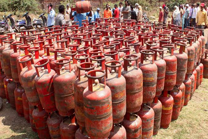 गैस सिलेंडर की कीमतों में 29 रुपये का हुआ इजाफा,महंगाई ने तोड़ी आम जनता की कमर 1 1000053423