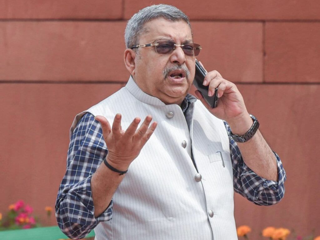 अभिषेक बनर्जी की वजह से टूट रही है TMC पार्टी,सांसदों ने खोली ममता और भतीजे की पोल 1 1000054557