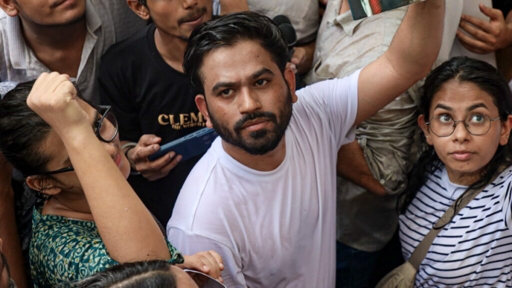 जान लीजिए कैसे थप्पड़ खा बैठे कॉकरोच जनता पार्टी के अभिजीत दिपके?प्रदर्शन के दौरान खूब हुआ हंगामा 1 1000055386