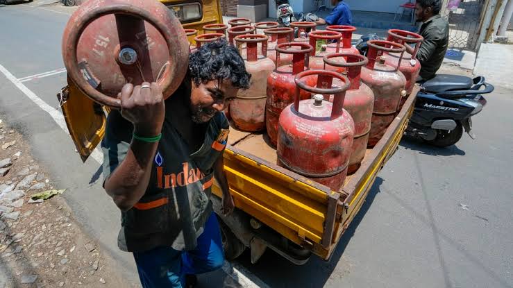 घरेलू गैस सिलेंडर के दामों में होगी गिरावट,इसी महीने से कम होने लगेंगे LPG के दाम 1 1000776982