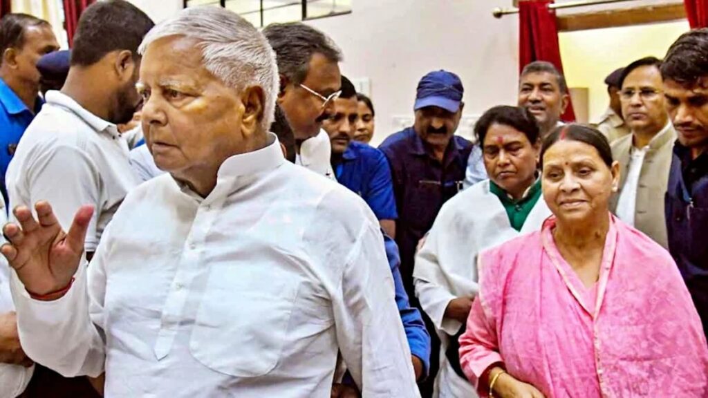 लालू ने तानाशाही के खिलाफ एकजुट होने का किया आह्वान,कार्यकर्ताओं से बोले-RJD सिर्फ चुनाव लड़ने की मशीन नहीं 1 1000779978