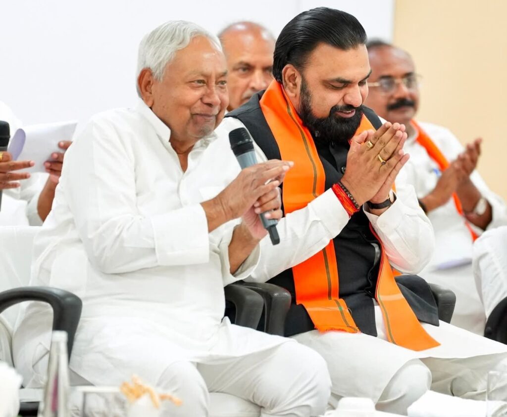 तेज प्रताप यादव के दावे से गरमाई सियासत,क्या सच में गिरने वाली है सम्राट की सरकार? 1 1000784483