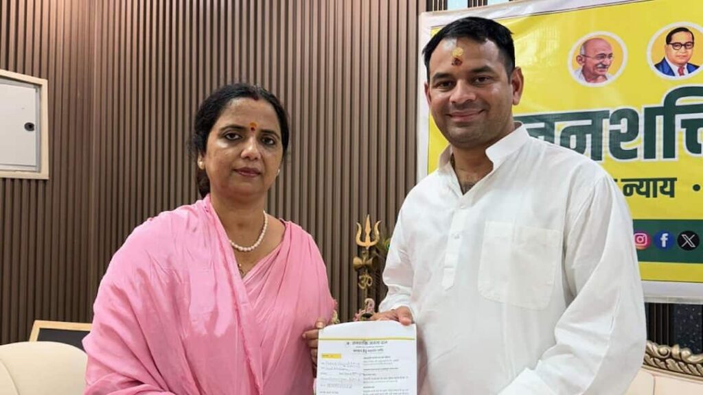 वीणा मानवी के गिरफ्तारी पर भड़के तेज प्रताप,बोले-जानबूझकर फंसाया गया है अब सरकार का हम करेंगे घेराव 1 1000785800