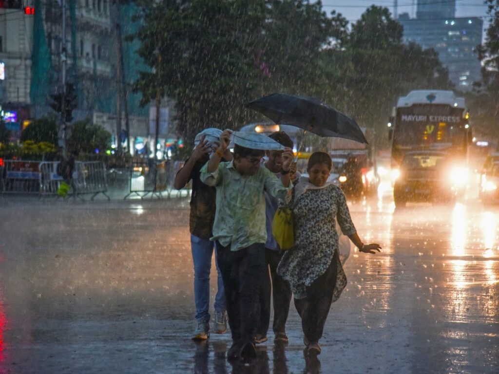 मॉनसून फिर से हुआ सक्रिय,तेज़ आंधी-तूफान के साथ होगी झमाझम बारिश 1 1000792762