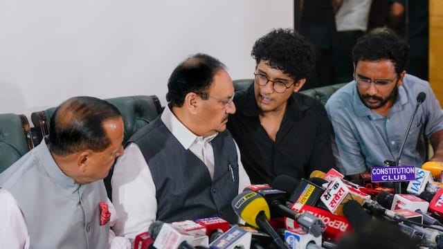आखिर क्यों झुकी मोदी सरकार?युवाओं के डर से कांपी भाजपा 1 1000796304
