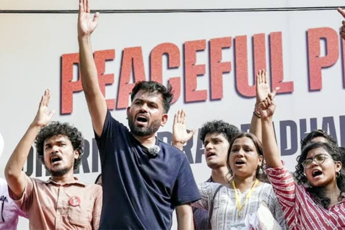 नए शिक्षा मंत्री प्रह्लाद जोशी अब करेंगे छात्रों की बात,खड़ा करेंगे नई शिक्षा व्यवस्था 1 1000796351