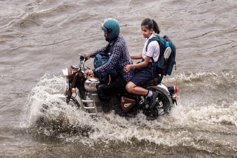भारी बारिश की चेतावनी,यूपी-बिहार के लोग हो जाएं सावधान 1 1000805283
