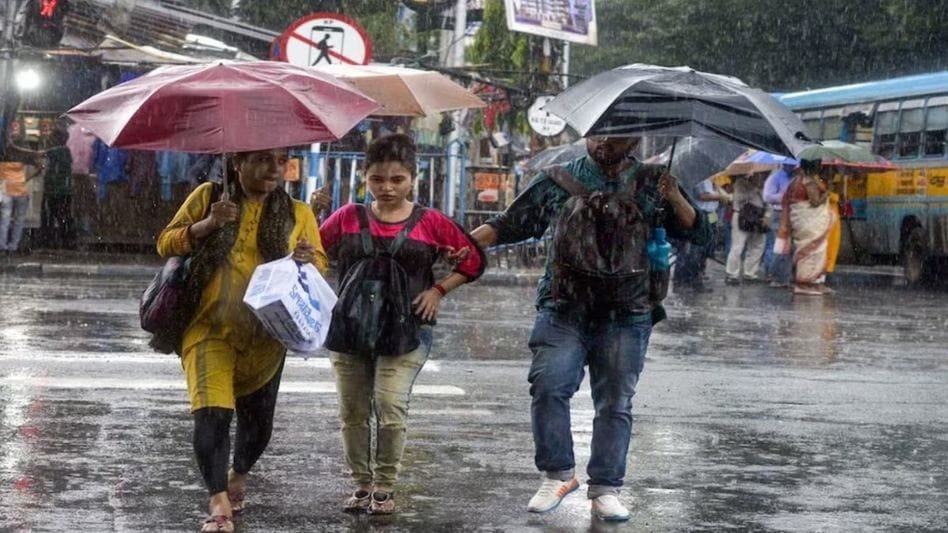 मॉनसून की मूसलाधार बारिश से लोग हुए परेशान,इन राज्यों के लिए भारी बारिश का अलर्ट हुआ जारी 1 1000807595