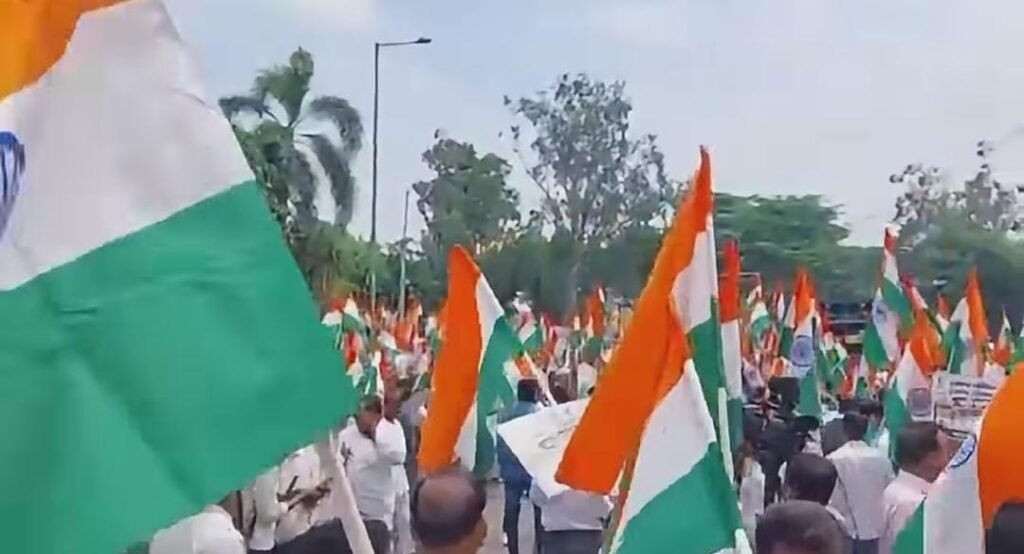 हिरासत में लिए गए तेजस्वी यादव,बोले- हम अपनी लड़ाई जारी रखेंगे 1 1000819605