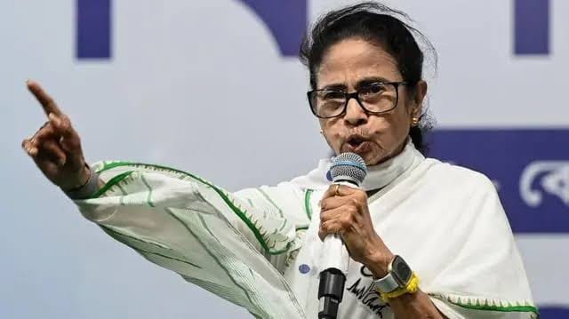ममता गुट को मिला ‘फुटबॉल खिलाड़ी’ चुनाव चिन्ह,पुराना टीएमसी नाम और ‘फूल-घास’ चिन्ह हुआ फ्रीज 1 1000854399