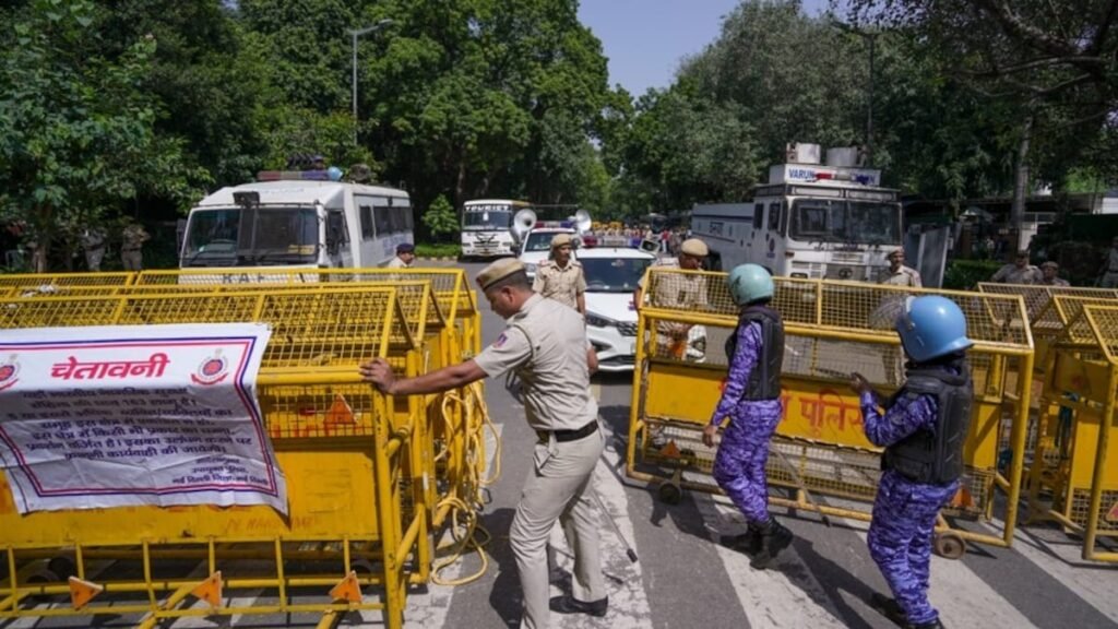 ज्ञानेश कुमार के खिलाफ सड़क पर उतरा विपक्ष,खरगे,राहुल और अखिलेश समेत कई नेता शामिल 1 1000870747
