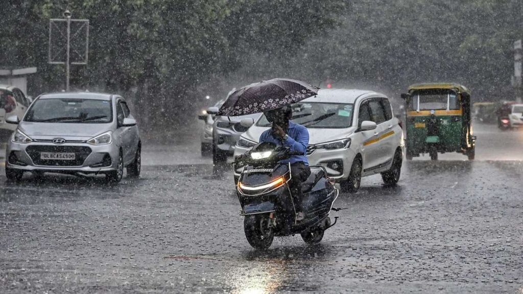 तेज हवा के साथ मूसलाधार बारिश!कई राज्यों में बिगड़ेगा मौसम 1 1000887416